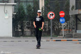 组图：夏雨驾车外出玩滑板 腾空翻板尽显专业范