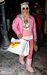 幻灯图集：帕丽斯-希尔顿可爱粉色装扮过新年