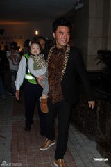 组图：钟镇涛生日携女亮相派对 谭咏麟叶童现身