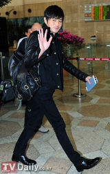 组图：张东健全黑装赴日 低调亲和打招呼