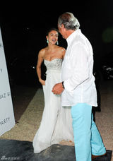 组图：C罗女友伊莉娜白色性感抹胸礼服亮相