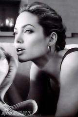 组图：朱莉25岁半裸照被拍 野马吻椒乳自在享受