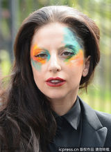 组图：Gaga全新彩妆亮相 长发披肩鼻环抢镜