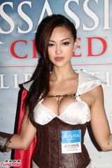 组图：香港名模JessicaC秀警钟乳疑露乳晕