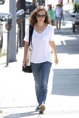 组图：娜塔莉-波特曼白衣素颜 巨星气质十足