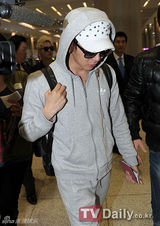 组图：JYJ今日抵韩国 闻噩耗朴有天泪洒机场