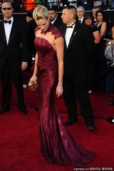 高清组图：布鲁克-伯恩斯与男伴亲吻秀恩爱