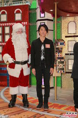 组图：郑伊健获赠水晶机器人 童心未泯最爱游戏