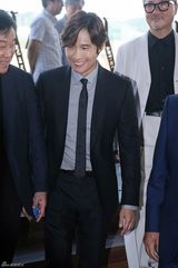 独家组图：李秉宪出席活动 婚后更显稳重绅士