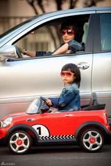 组图：杨雪与小萌妹“姐妹淘”写真 轻松惬意显童真