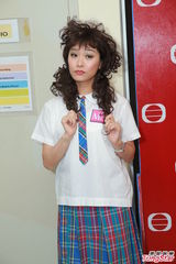 组图：李若彤李丽珍等扮学生妹拍TVB剧集广告