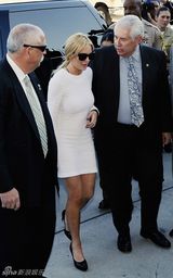 高清：林赛-罗韩抵达法庭 着白色连衣裙下车走光