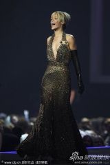 组图：蕾哈娜获全英国际最佳女歌手 破烂大T秀美腿