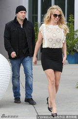 组图：小甜甜布兰妮出入教堂神采飞扬