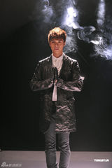 组图：张敬轩拍照大吃苦头 高温穿皮衣受雪茄烟熏