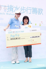 幻灯组图：琦琦买钻石送妈咪 对“老公死讯”不满