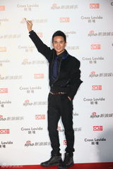 组图：张晓龙亮相街拍盛典黑衣硬朗