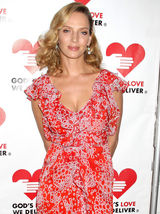 高清组图：乌玛-瑟曼性感印花连衣裙亮相秀乳沟