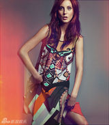 组图：苏珊-萨兰登携女拍写真 母女档尽展万种风情