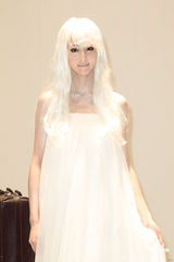 组图：张钧宁全身雪白演绎“空灵仙子”