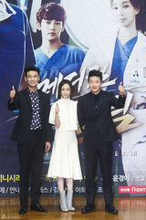 独家：权相佑珉豪帅气撑新剧 郑丽媛白衣个性