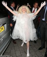 组图：雷帝GAGA全裸穿白纱透视裙两点全露