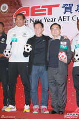 组图：张国强热爱足球 望与家人组队