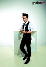 高清组图：邓超“阿童木”造型登杂志封面