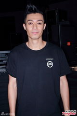 组图：周柏豪香港连开唱 为练身材不沾零食