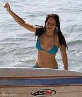 组图：詹妮弗-劳伦斯穿蓝色比基尼现身海边