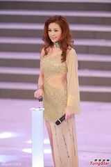 组图：港姐性感短裙热舞露美腿 选用f(x)热曲