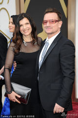 组图：阿里-休森携手丈夫 秀恩爱为其撑场面