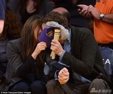 组图：库彻携女友看球 亲密互动库尼斯不停大笑