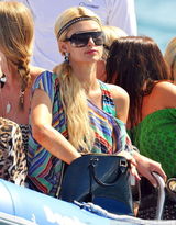 幻灯图：希尔顿姐妹法国度假 穿性感比基尼玩跳板