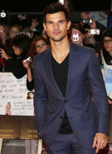 组图：《暮光4下》英国首映 斯图尔特黑丝透视