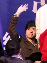 组图：张杰举办爱心签售 收入资助贫困儿童