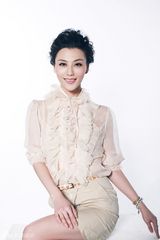 组图：江易珈时尚写真 演绎摩登短发女王