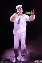 组图：big4开演唱会发红封包 互曝成员糗事