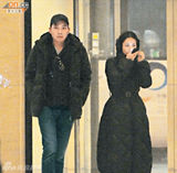 组图：阿娇与男友游越南庆情人节 耳语显亲密