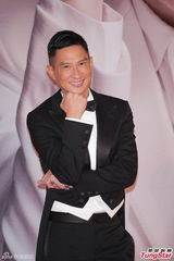 组图：张家辉黑燕尾服现身红毯 复古帅气