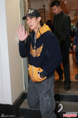 组图：吴尊当爸派红包 吴镇宇走秀范儿足获赞