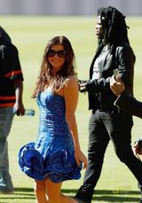 幻灯：菲姬率黑眼豆豆现身南非 将献唱世界杯开幕式