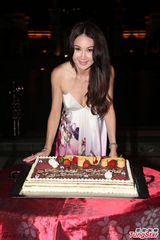 组图：温碧霞吊带裙亮相生日趴 与老公亲密接吻