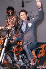 组图：郭富城电单车耍帅助阵《水舞间》三周年