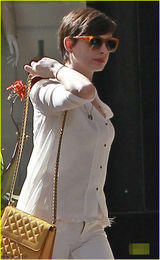 组图：安妮-海瑟薇白衣白裤清凉出镜气质优雅