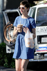 组图：安妮-海瑟薇街拍 牛仔连衣裙搭黑靴