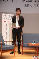 组图：陈柏霖黑色西装现身 脚穿雨靴造型混搭