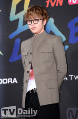 组图：龙俊亨出道5年首触电《Monster》发布