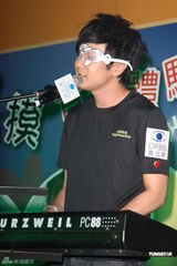 组图：林俊杰担任眼疾爱心大使 挑战摸黑自弹自唱