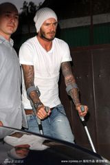 幻灯图集：贝克汉姆拄双拐携儿子外出吃牛排